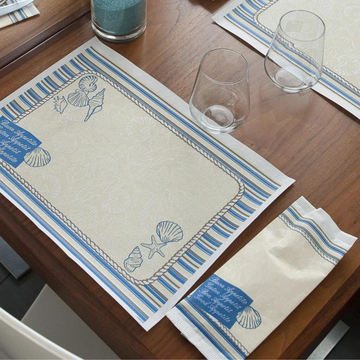 Tavola apparecchiata con tovaglietta fantasia marina su carta paglia